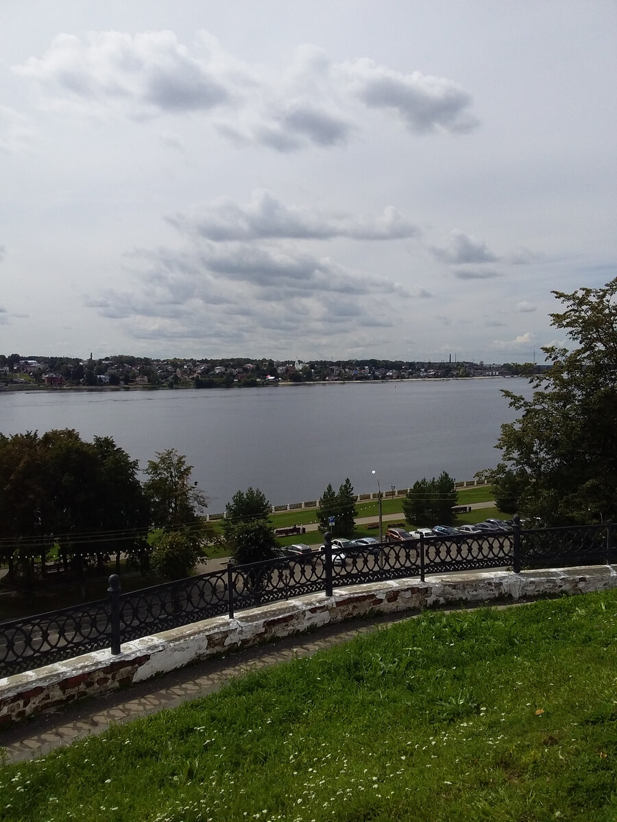 Непривычно диковатый вид смотровой площадки в 2019 году. Но если смотреть не под ноги, а вдаль то про это забываешь.