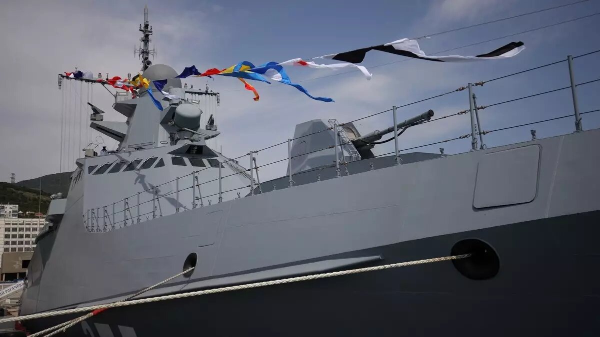     Командир базы ВМФ Новороссийска запретил передвижение маломерных судов и плавательных средств в границах порта, сообщили в администрации города.