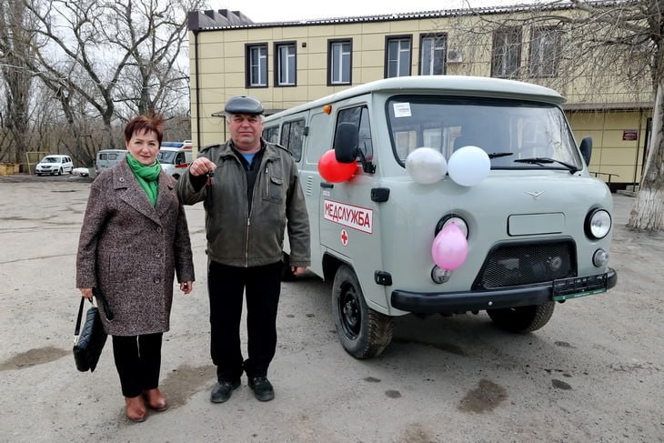 Фото: Лариса Кашкина и Александр Швечиков у новой "скорой"