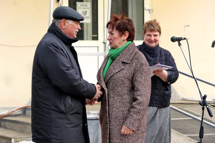 С.В. Воротынцев передает ключи от авто Ларисе Кашкиной