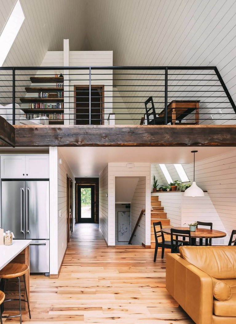 Лестница прямая , разделена на 2 части. За ней кстати в этом закутке находится технический шкаф