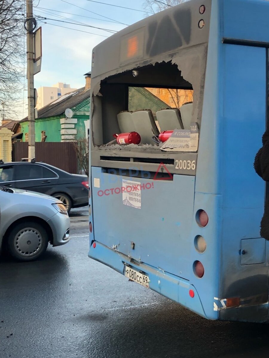 В Твери столкнулись грузовик и пассажирский автобус | ТИА | Новости Твери и  Тверской области | Дзен