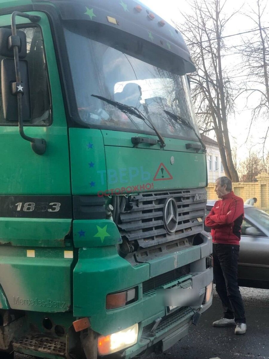 В Твери столкнулись грузовик и пассажирский автобус | ТИА | Новости Твери и  Тверской области | Дзен