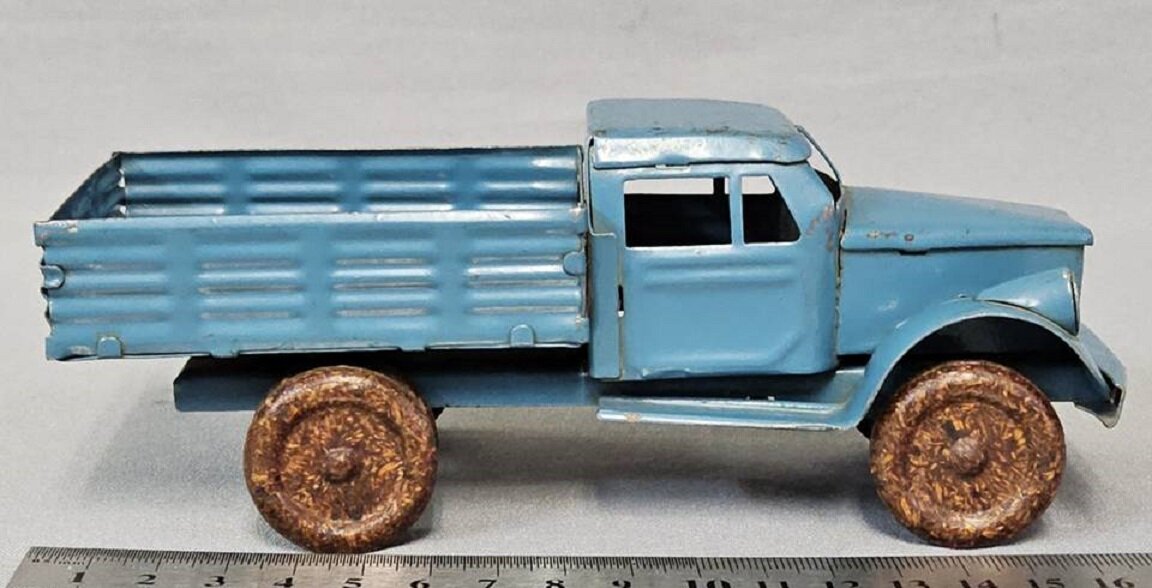 Грузовой автомобиль производства артели «Ленигрушка», фото из открытых источников, листаем галерею -->> 