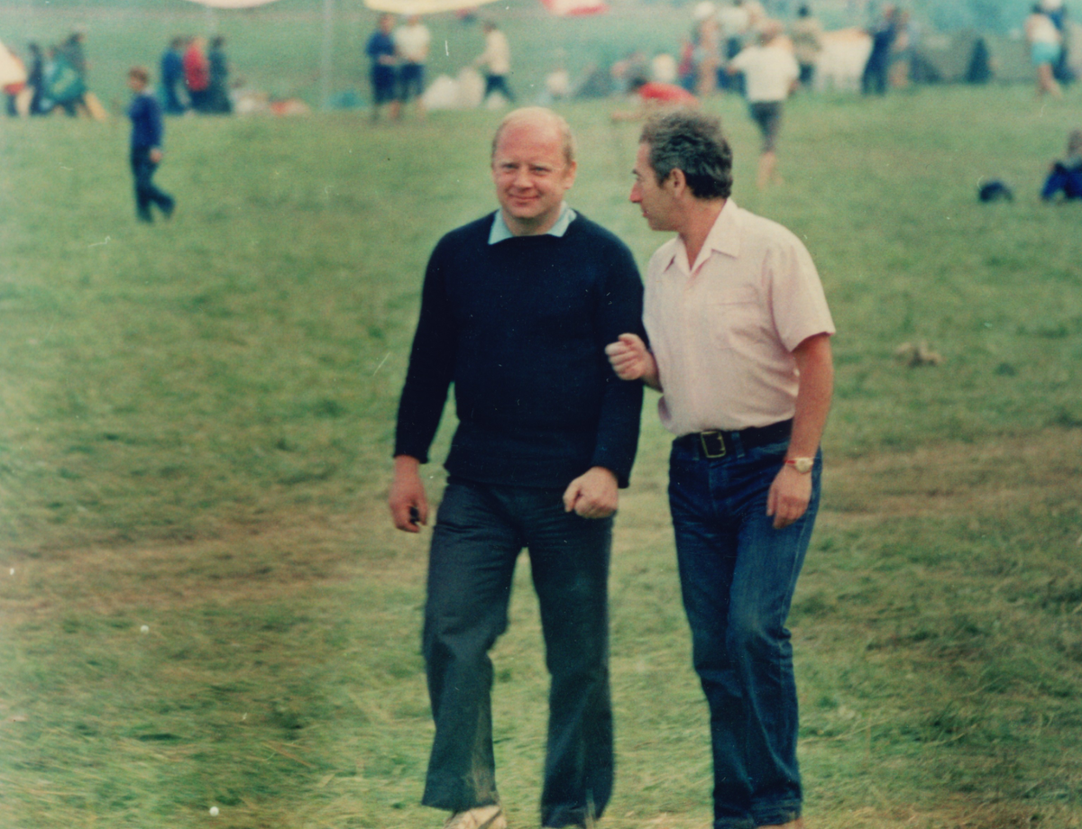 Юрий Визбор и Александр Городницкий на Грушинском фестивале (1972 год?). Фото: официальный сайт Александра Городницкого. 