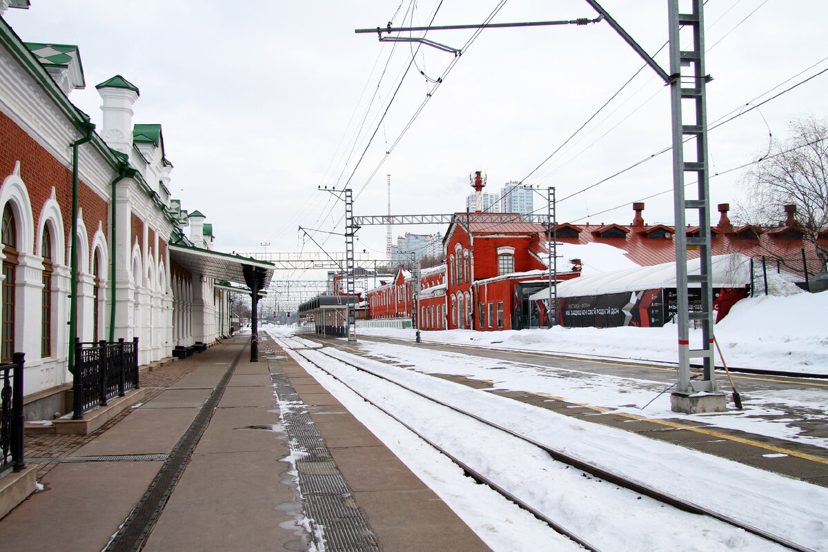 Вокзал кажется пустынным и чистым. Зайти на него можно свободно. Фото автора.
