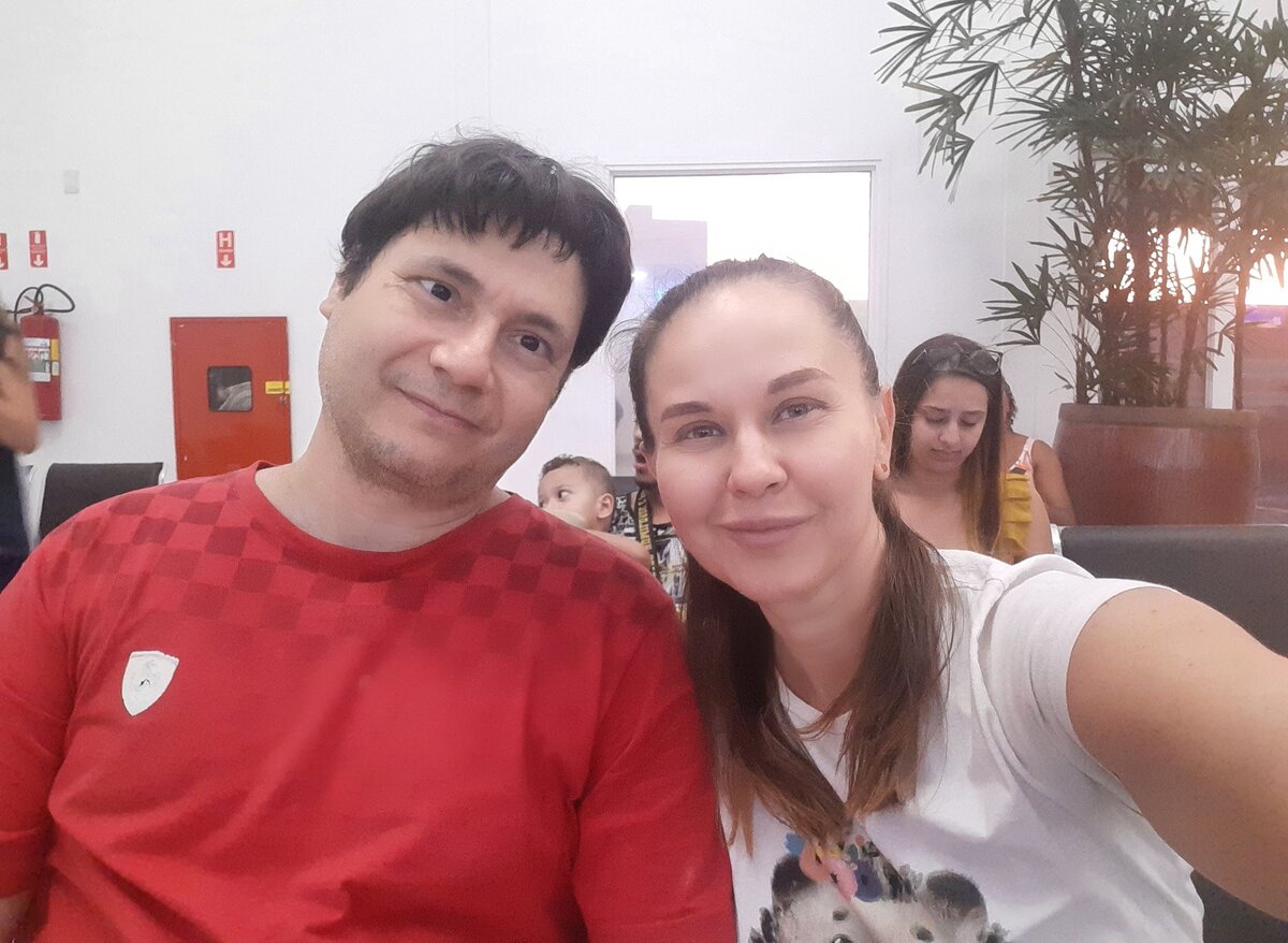 Элио и я. Элио, как всегда, прикалывается. Это мы в больнице.