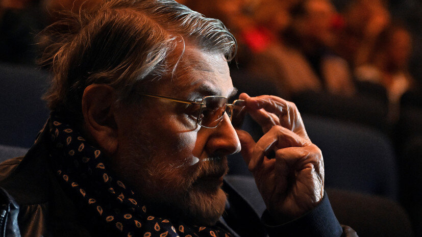     «Вся наша жизнь — это существование в промежутках между. Между юбилеями и панихидами, между удачами и провалами, между болезнями и здоровьем, между днём и ночью, вообще, между рождением и смертью возникает пространство, когда человек вынужден подумать», — писал Александр Ширвиндт Legion-Media Kommersant