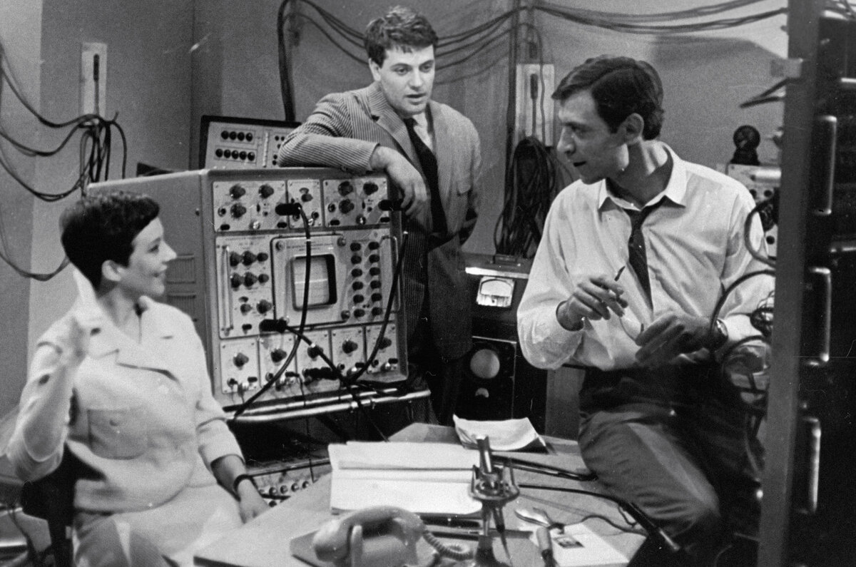    Отец Александра Ширвиндта был скрипачом, мать работала в Московской филармонии. Родители отговаривали его от актёрской профессии, и Александр даже подавал документы на юридический факультет МГУ. Но поступил всё же в Щукинское театральное училище / РИА Новости