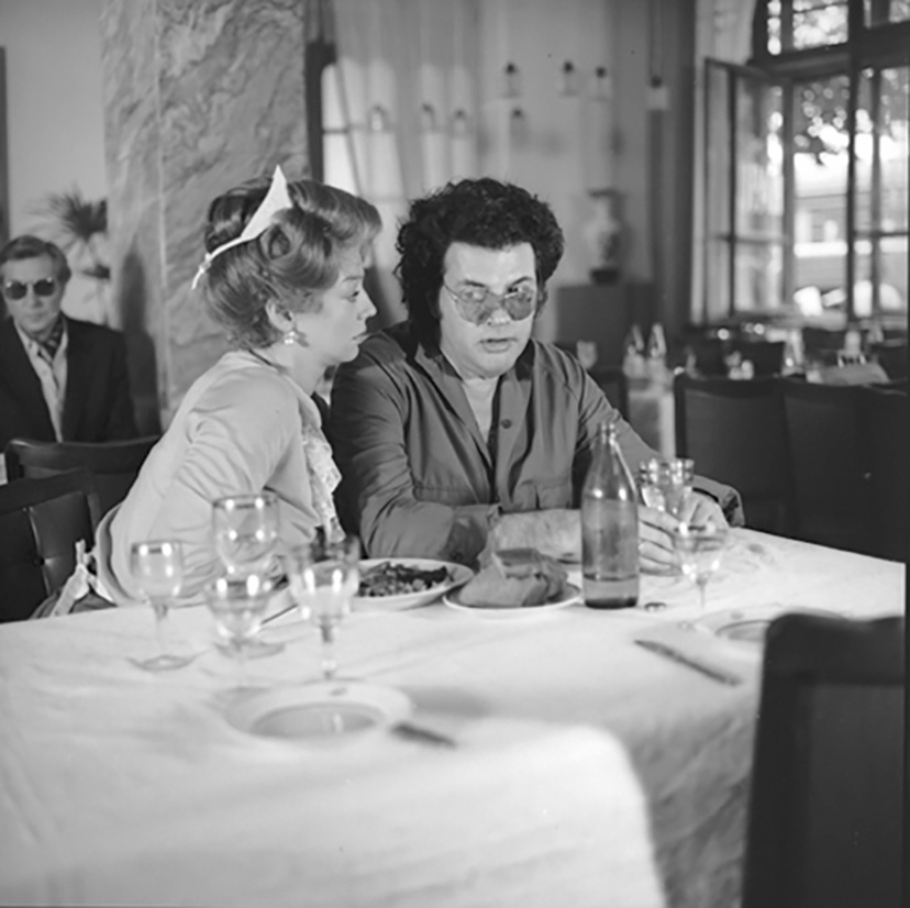    Как киноактёр Ширвиндт дебютировал в ленте «Она вас любит!» (1956), сыграв эстрадного певца в одном из эпизодов. А его дебютной работой на сцене стала роль в спектакле «Первая конная», который шёл в Театре имени Ленинского комсомола. Кадр из фильма «Вокзал для двоих» (1982) / Legion-Media / Mosfilm