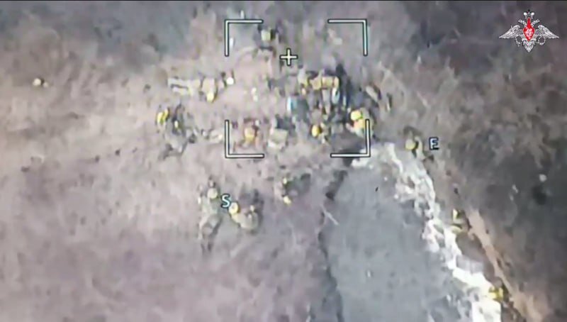 ОТДЕЛЕНИЕ УКРАИНСКОЙ ПЕХОТЫ, ПОПАВШЕЕ ПОД УДАР РУССКОЙ АРТИЛЛЕРИИ. СКРИНШОТ С ВИДЕО МИНОБОРОНЫ