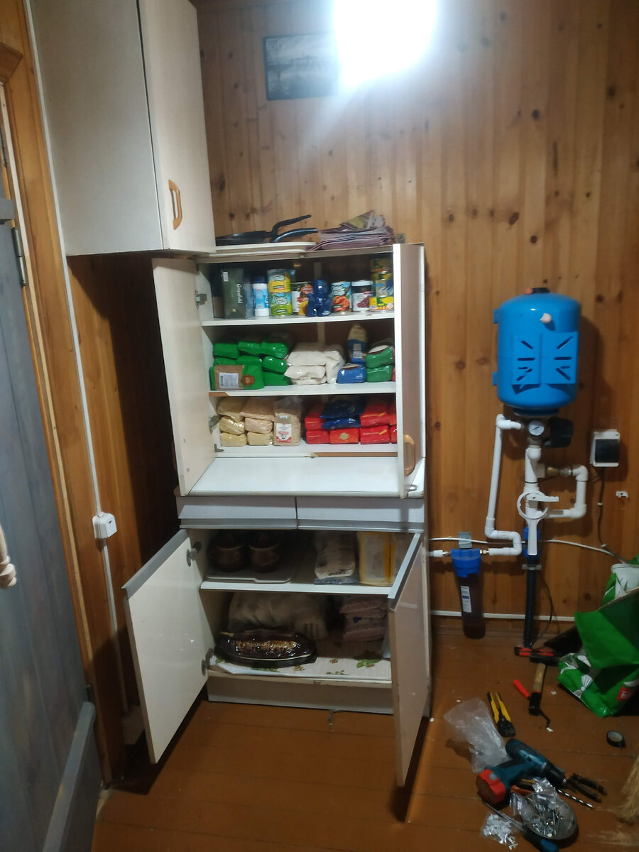 Это единственное фото системы в доме и кладовая.