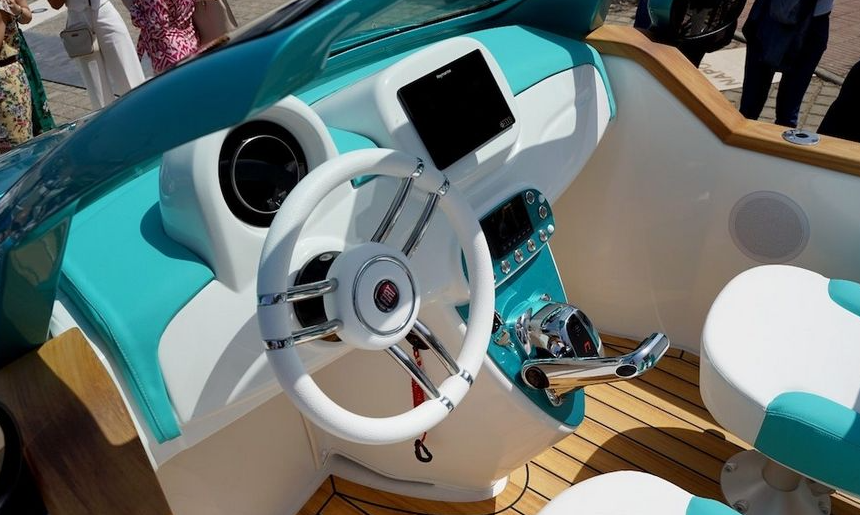 Fiat 500 становится моторной лодкой.