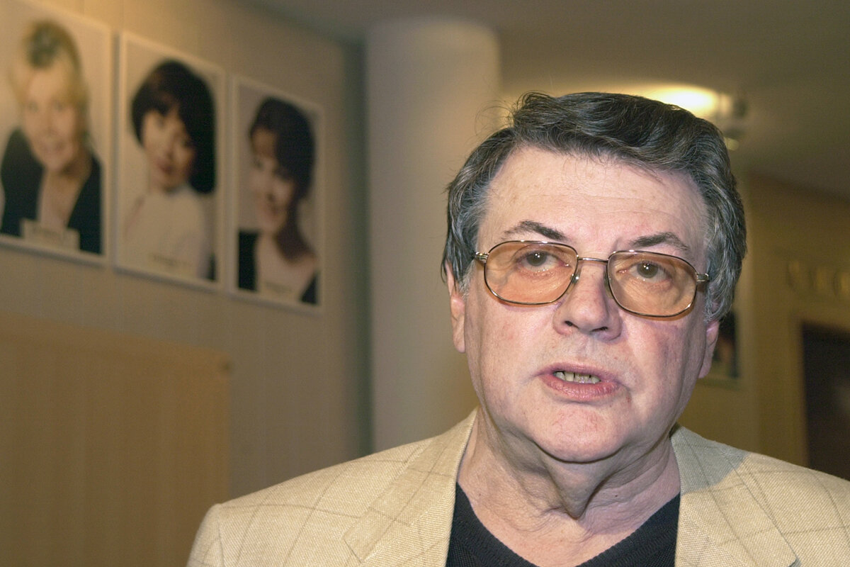 Константин Кижель / ТАСС📷Художественный руководитель Театра сатиры Александр Ширвиндт на сборе труппы, 4 сентября 2003 года