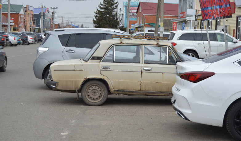 Фото автора. Март 2024. Калачный ряд. Какой марки самая борзая машина?