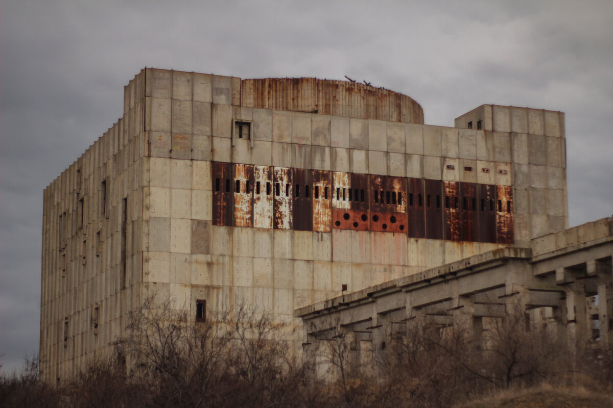 Вид на недостроенный первый энергоблок.