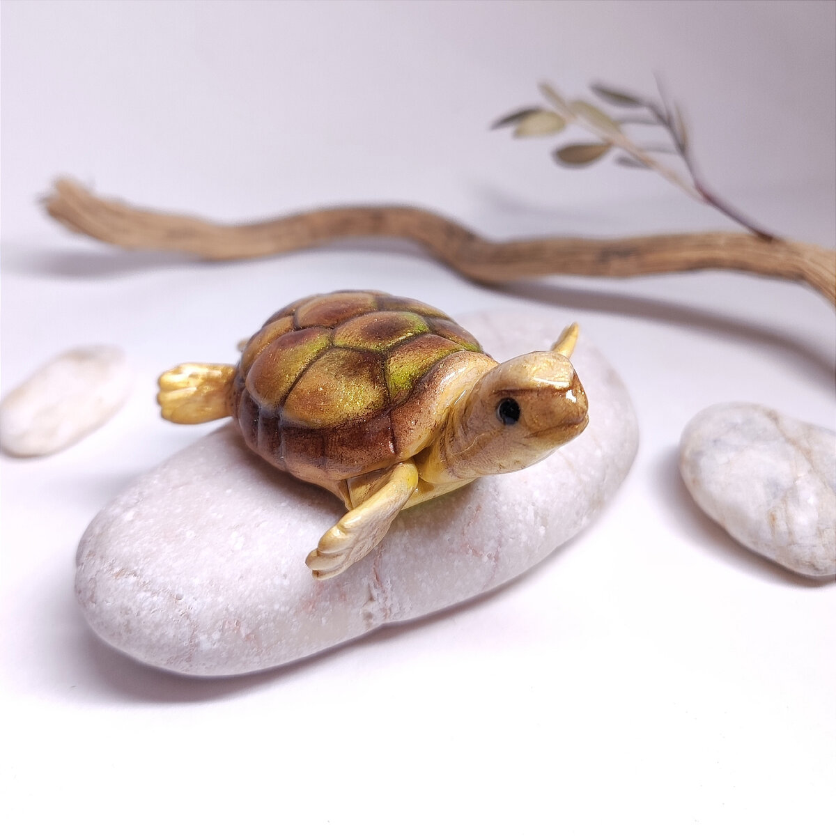 Черепашка из полимерной глины.