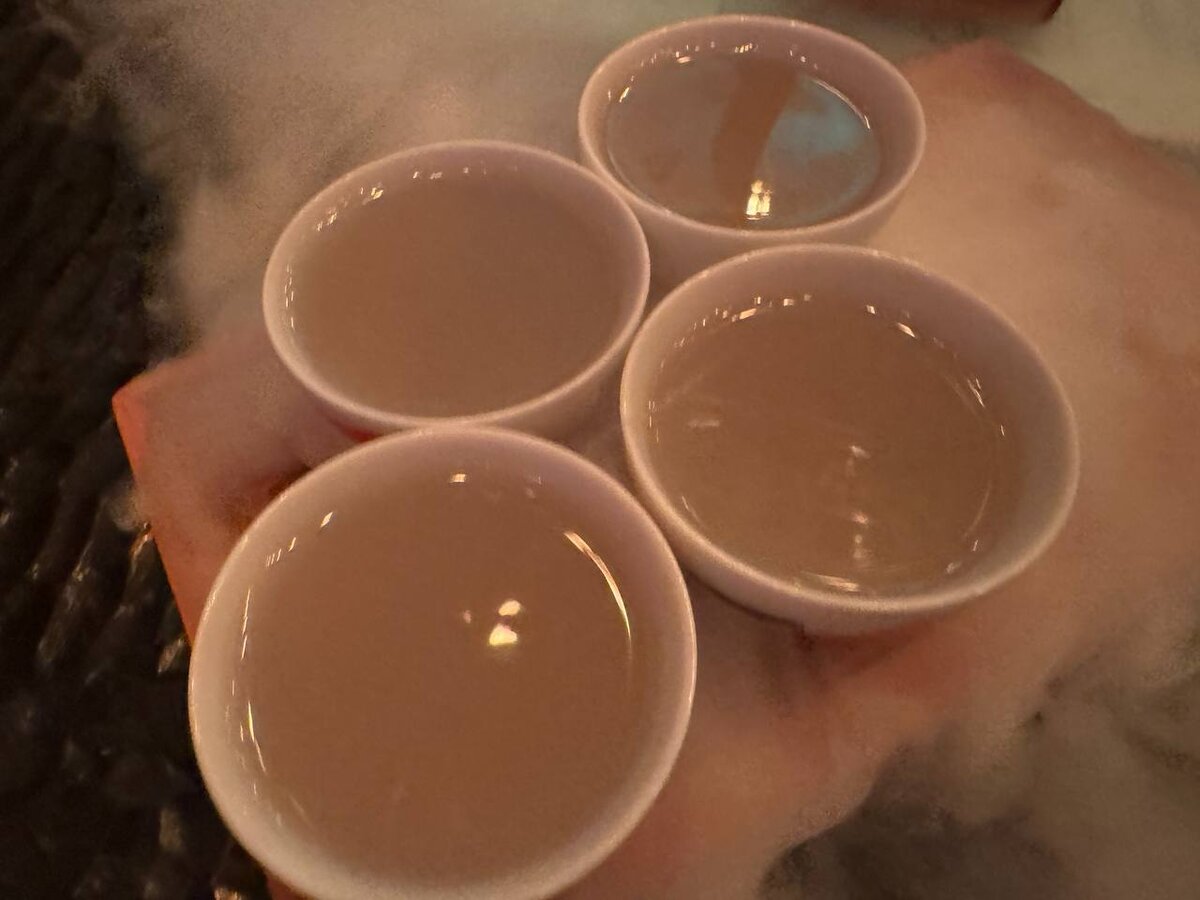 А этот фруктово-ягодный сет подали с дымком (от сухого льда)