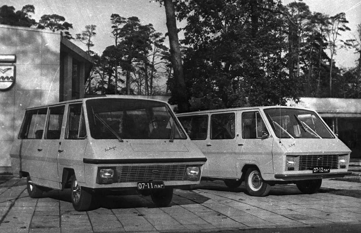 Первый авангардный прототип РАФ‑982‑II и второй — более приземленный вариант.