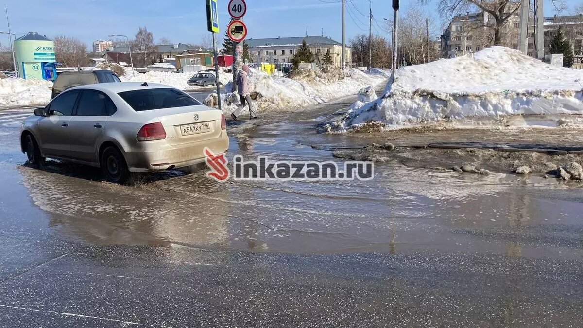     Житель Казани, представившийся Олегом, рассказал Inkazan о плохом состоянии улицы Белинского, которую из-за обилия снежных гор начало топить.
