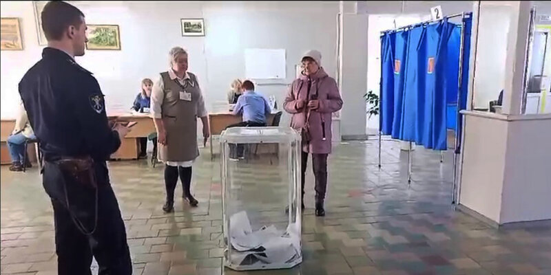 Парад цирковых исполнителей на звание лучшего глупца года продолжается. Теперь на выборах России. Некоторые люди, в основном молодежь, пытаются залить урны зеленкой и испортить избирательные бюллетени.-3