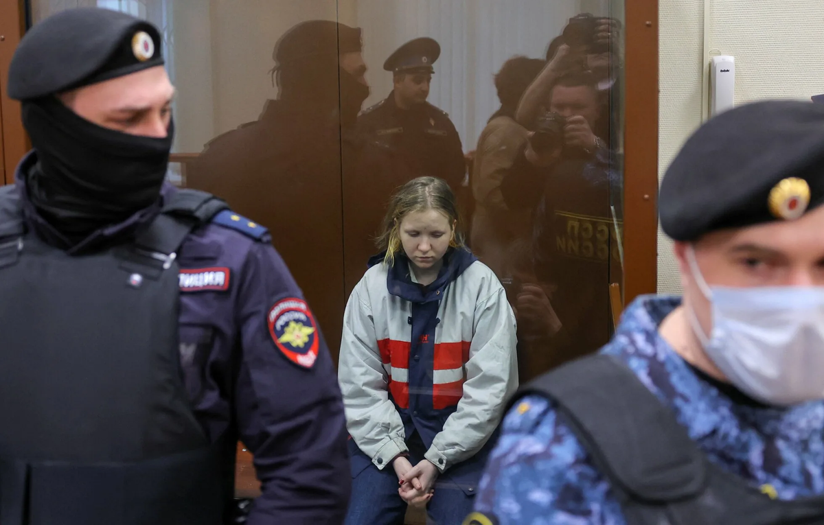 Парад цирковых исполнителей на звание лучшего глупца года продолжается. Теперь на выборах России. Некоторые люди, в основном молодежь, пытаются залить урны зеленкой и испортить избирательные бюллетени.-4