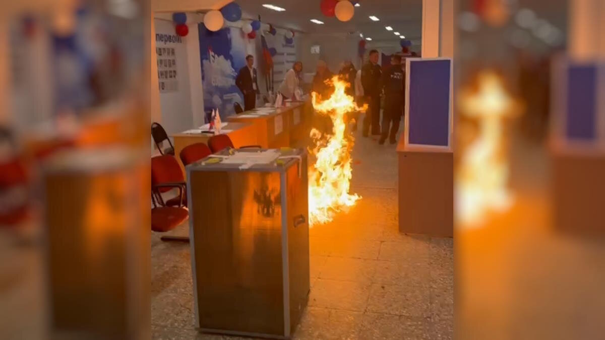 Парад цирковых исполнителей на звание лучшего глупца года продолжается. Теперь на выборах России. Некоторые люди, в основном молодежь, пытаются залить урны зеленкой и испортить избирательные бюллетени.-6