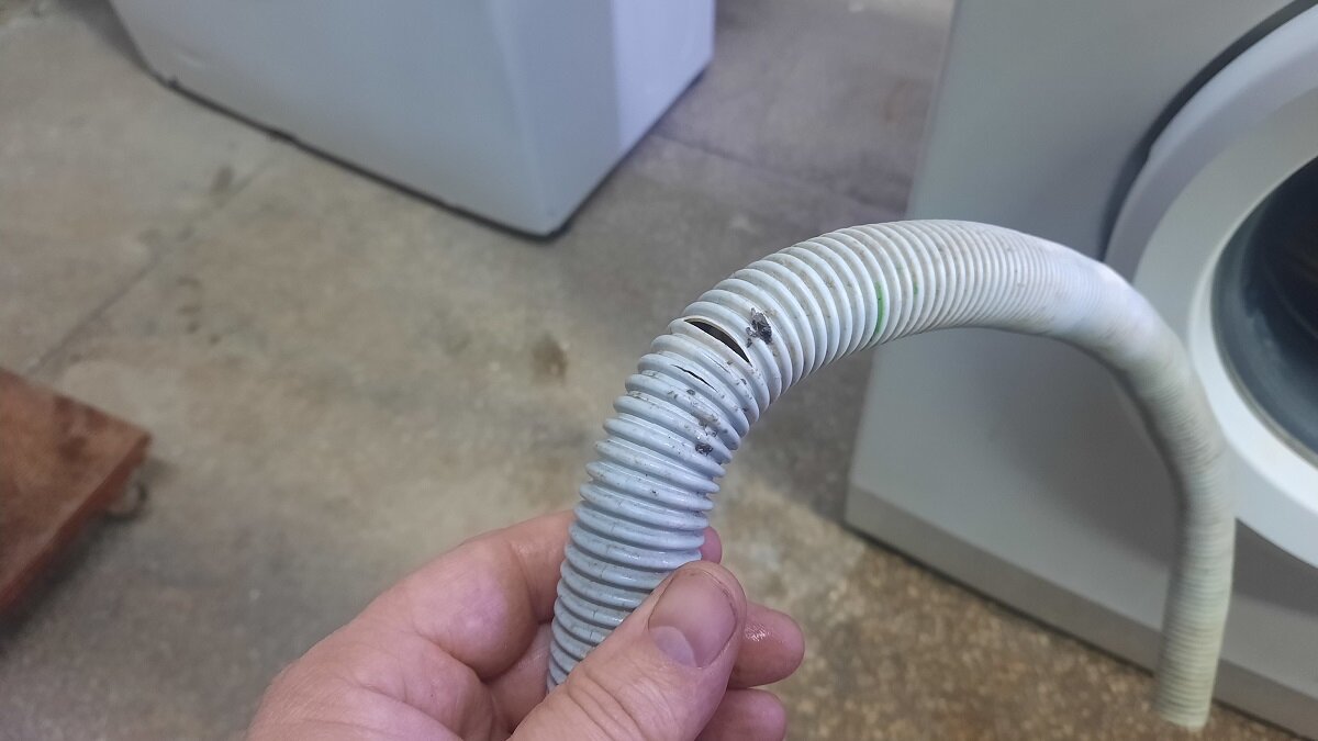 Машина самсунг не сливается вода. Машина самсунг не сливается вода. Машинка hotpoint ariston не сливает воду. Снять сливной патрубок стиральной машины индезит. Машина самсунг не сливается вода.