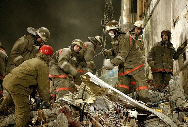    Разбор завалов на месте взорванного пятого подъезда дома №120 по проспекту Советских Космонавтов в Архангельске. Фото: PhotoXPress