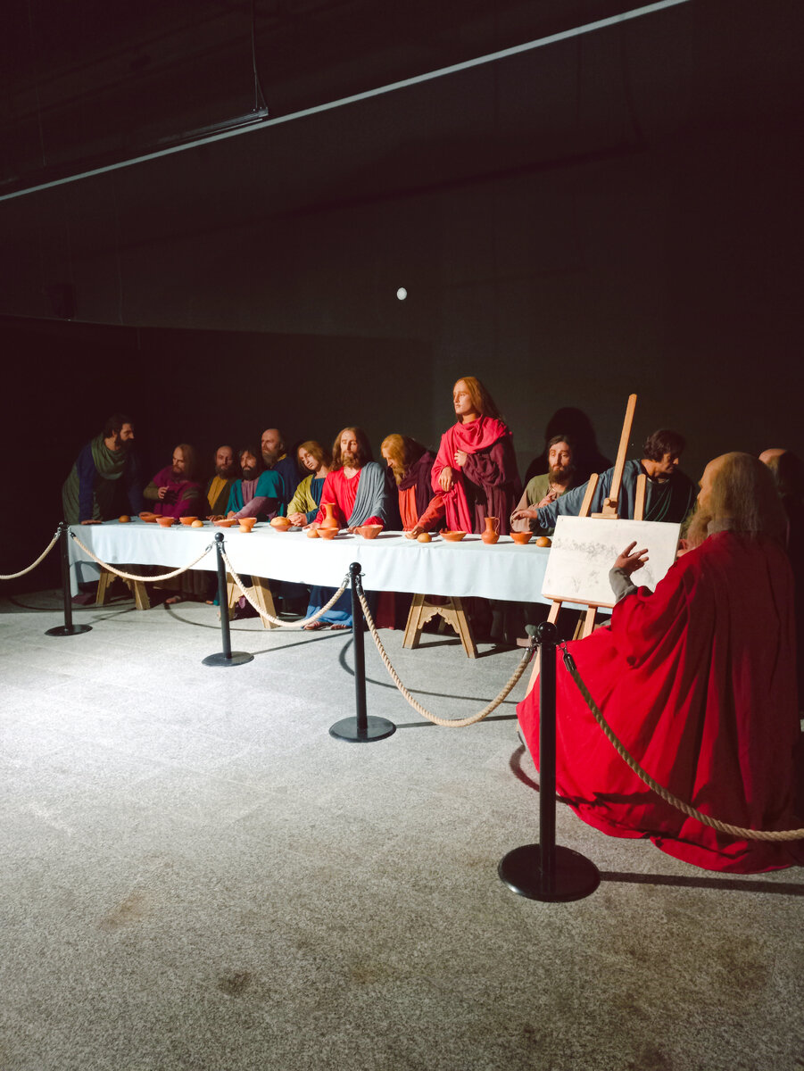 "Тайная вечеря" Леонардо да Винчи в восковых фигурах. Выставка "Тайны да Винчи". Тёмный зал. Музейный комплекс имени Ивана Яковлевича Словцова, Тюмень, 2023. 