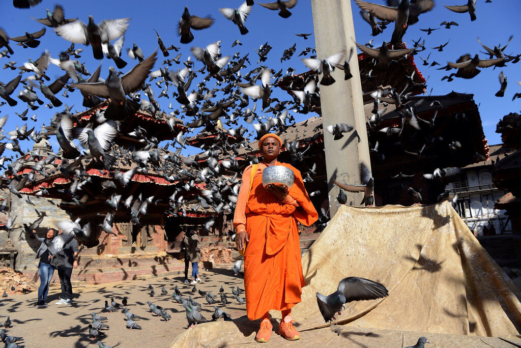 В буддизме и индуизме аскеты традиционно просят подаяние. Фото: outoftown.ru