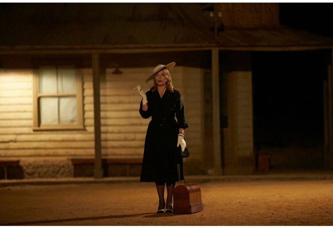 Тилли со злым умыслом  приехала в городок.