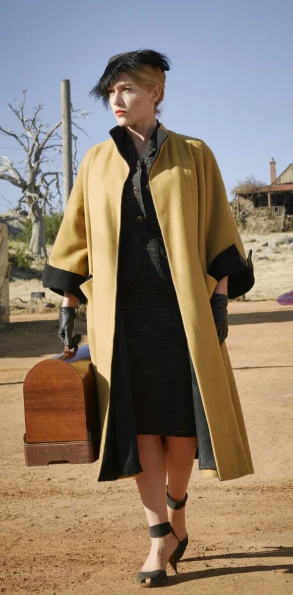 Тилли с чувством выполненного долга покидает городок.