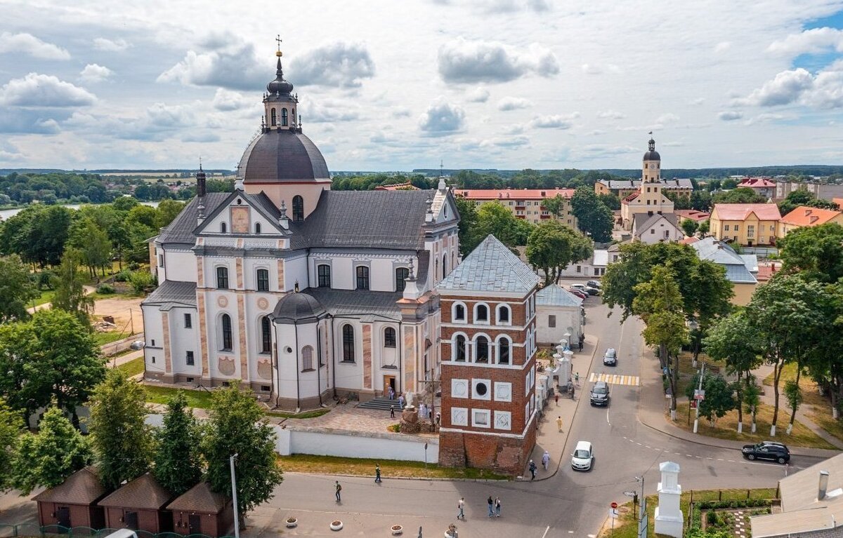 Несвижский фарный костёл. Общий вид с колокольней
