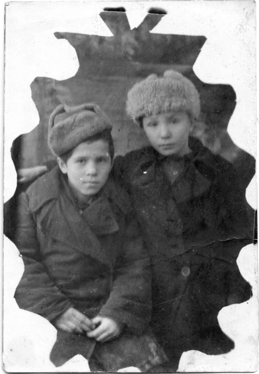 Николай справа, 1940-е