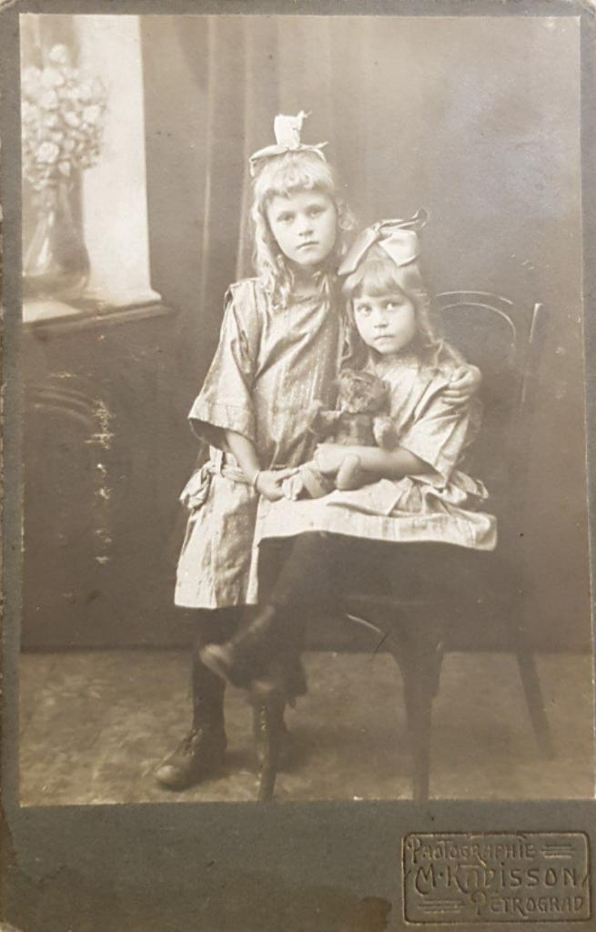 Лида и Нина Ниловны Павловы. Фотограф пока неизвестен