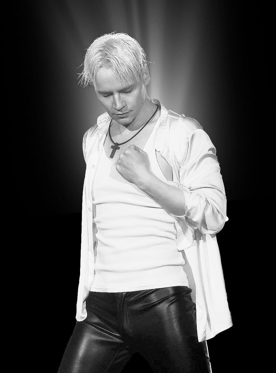 Ярослав исполняет песню