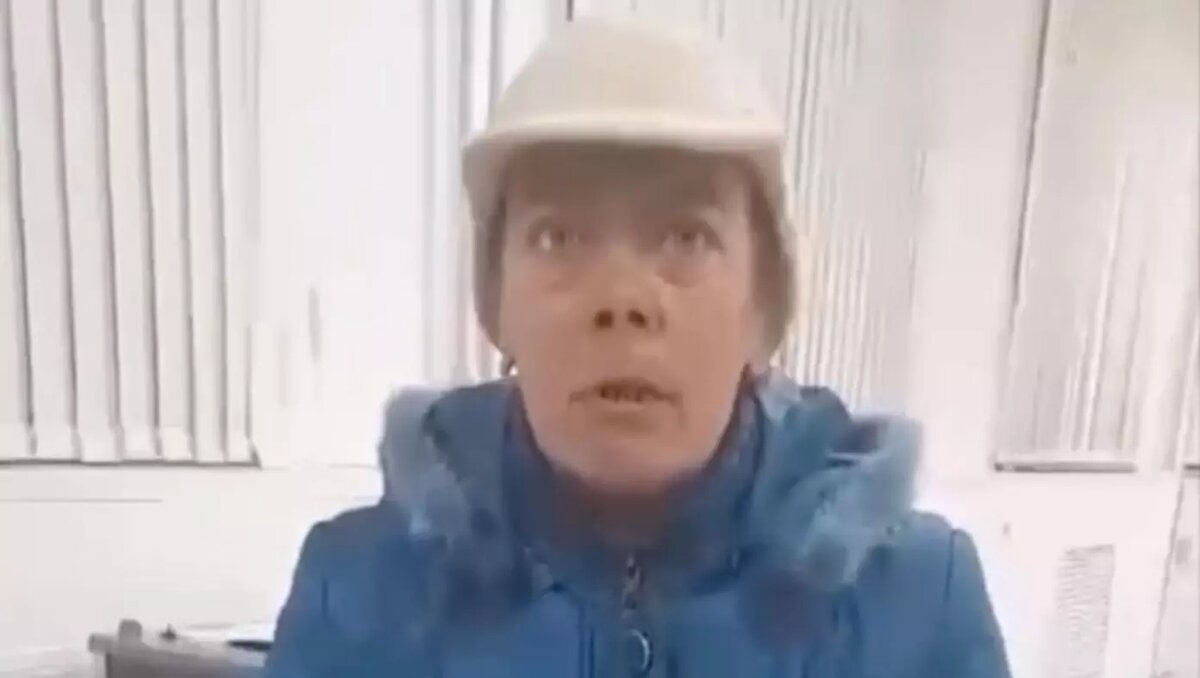     В поселке Курагино Красноярского края местная жительница разлила зеленку на крышку избирательной урны и свой бюллетень. Она сказала, что еще планировала устроить пожар.