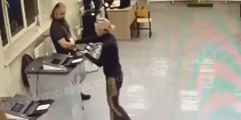 Надежда Пинегина, член избирательной комиссии , предприняла попытку повредить комплекс обработки избирательных бюллетеней, залив его зелёнкой