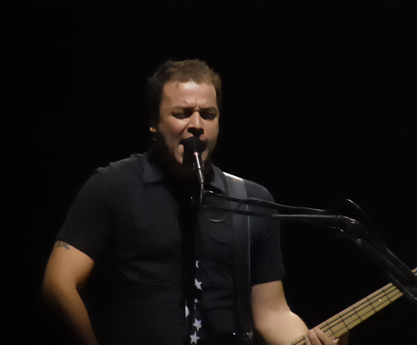 Крис Уолстенхолм (басист и бэк-вокалист) 