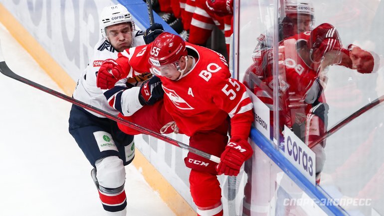    Егор Коробкин («Металлург») и Дмитрий Вишневский («Спартак»).Дарья Исаева