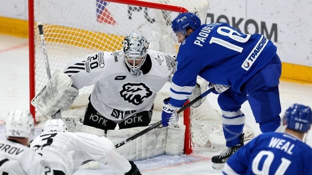    Сергей Мыльников («Трактор») и Пакетт Седрик («Динамо»).ХК «Динамо» Москва