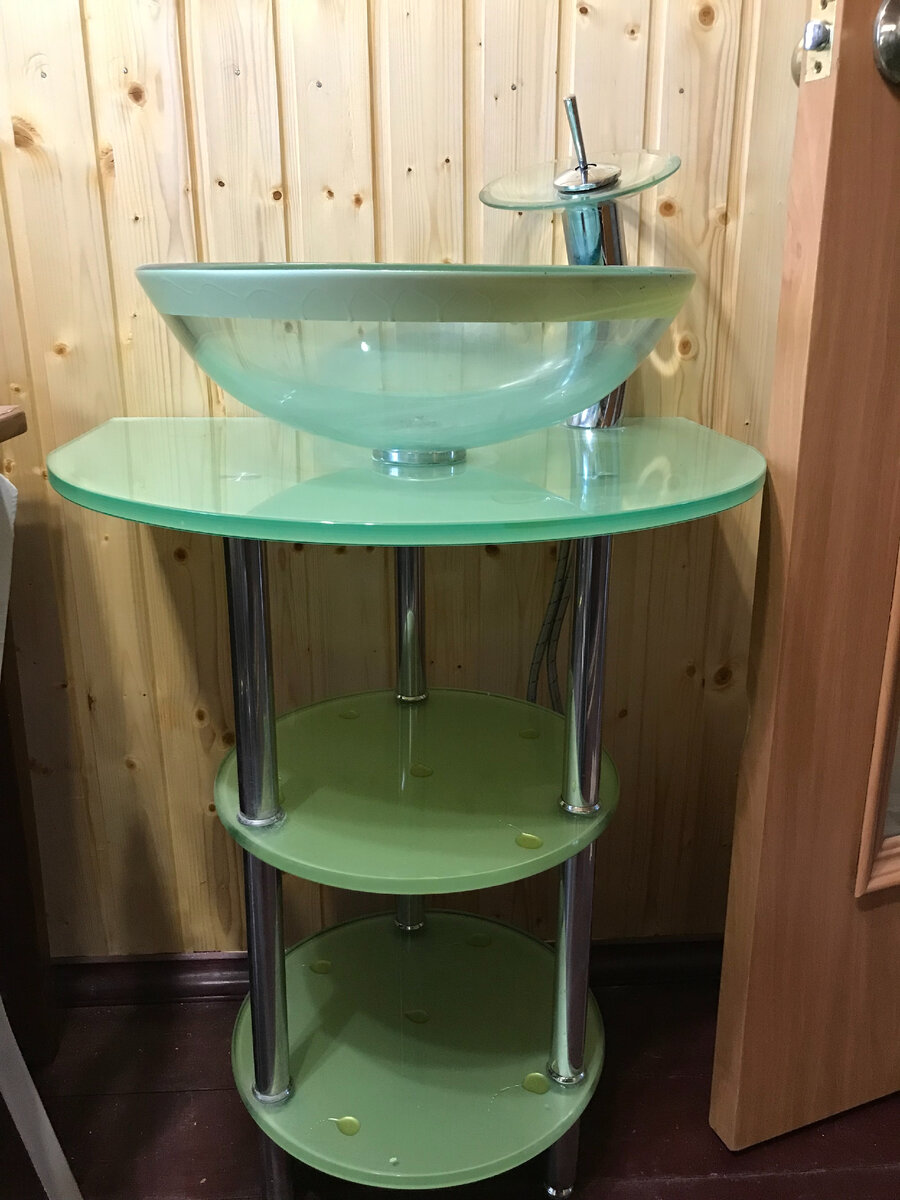 Только привезли в деревню, стоит в столовой у стены