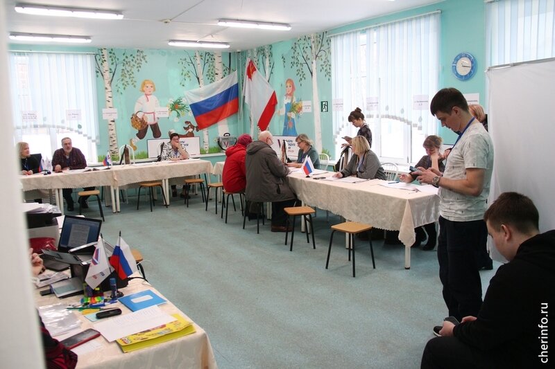    36-летний участник спецоперации Роман Музлов следит за ходом голосования на участке № 860 в школе № 41.