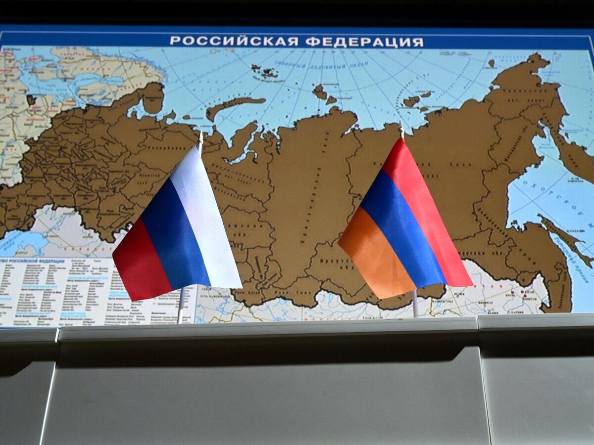    Государственные флаги России и Армении© РИА Новости / Владимир Трефилов