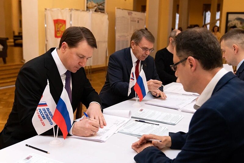 Глава города и Председатель Городского Собрания проголосовали в Зимнем театре