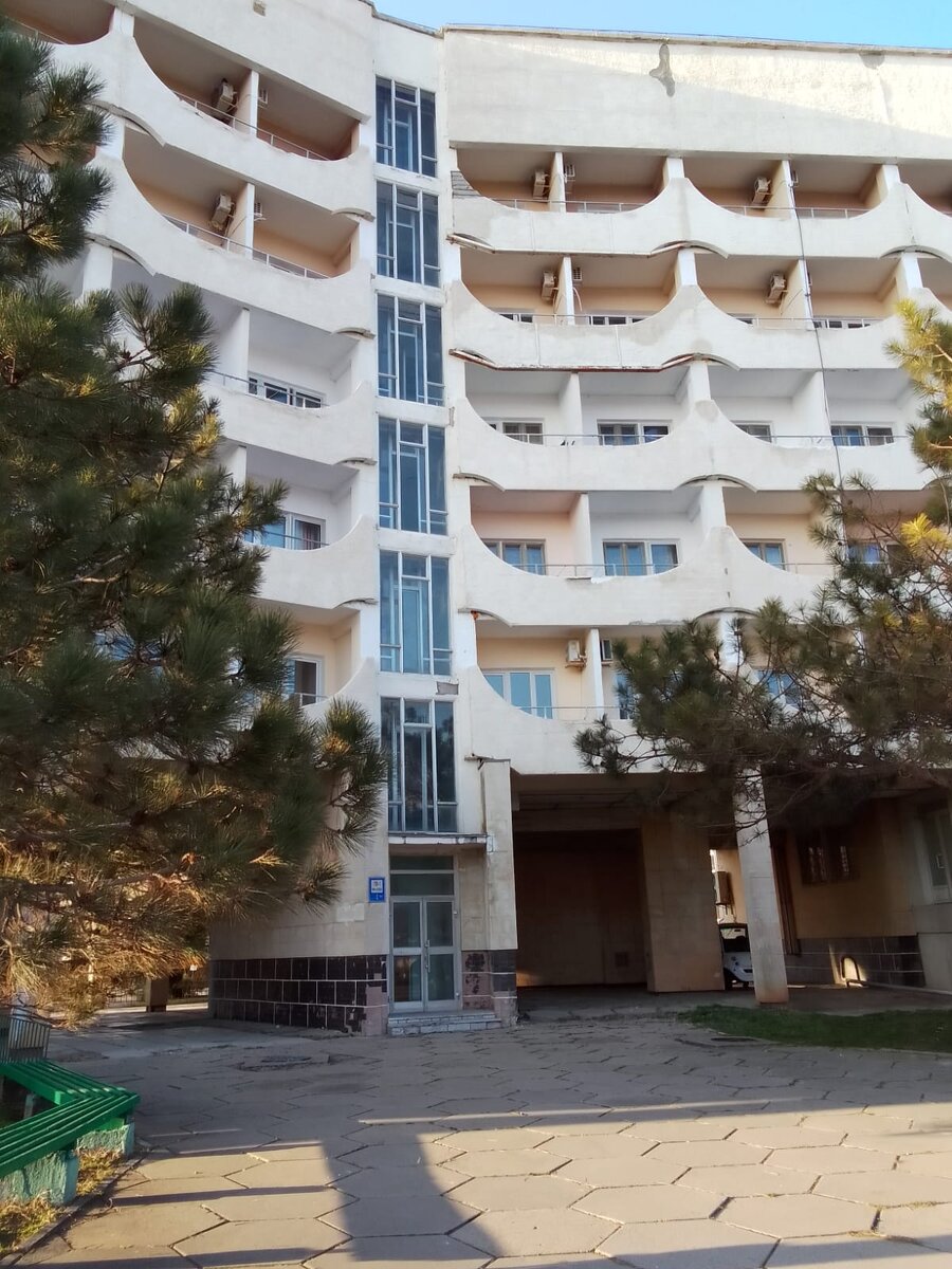 Задний вход санатория
