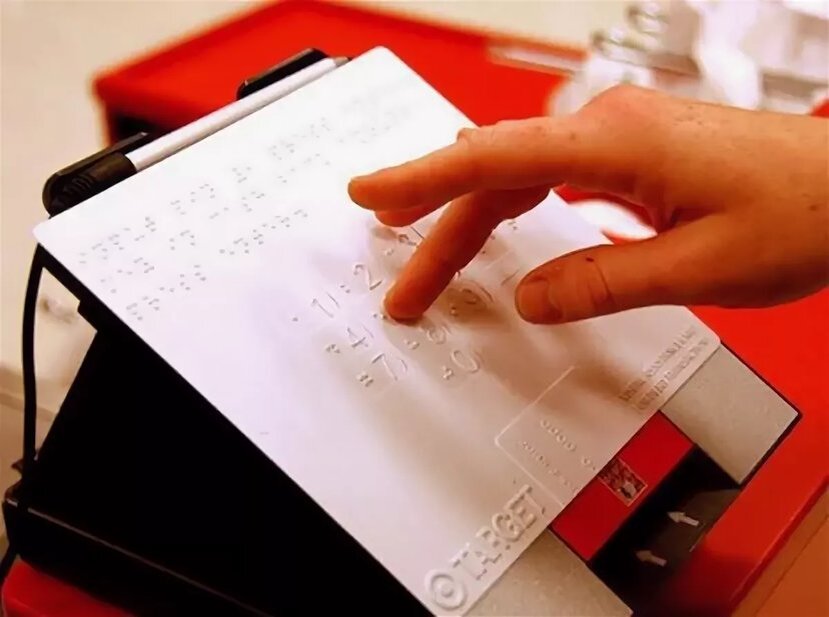 Visual assist. Кредитная карта для слепых. Гаджеты для незрячих людей. Visual assistance Card и Braille interpreter для слепых. Слепой банковская карта.