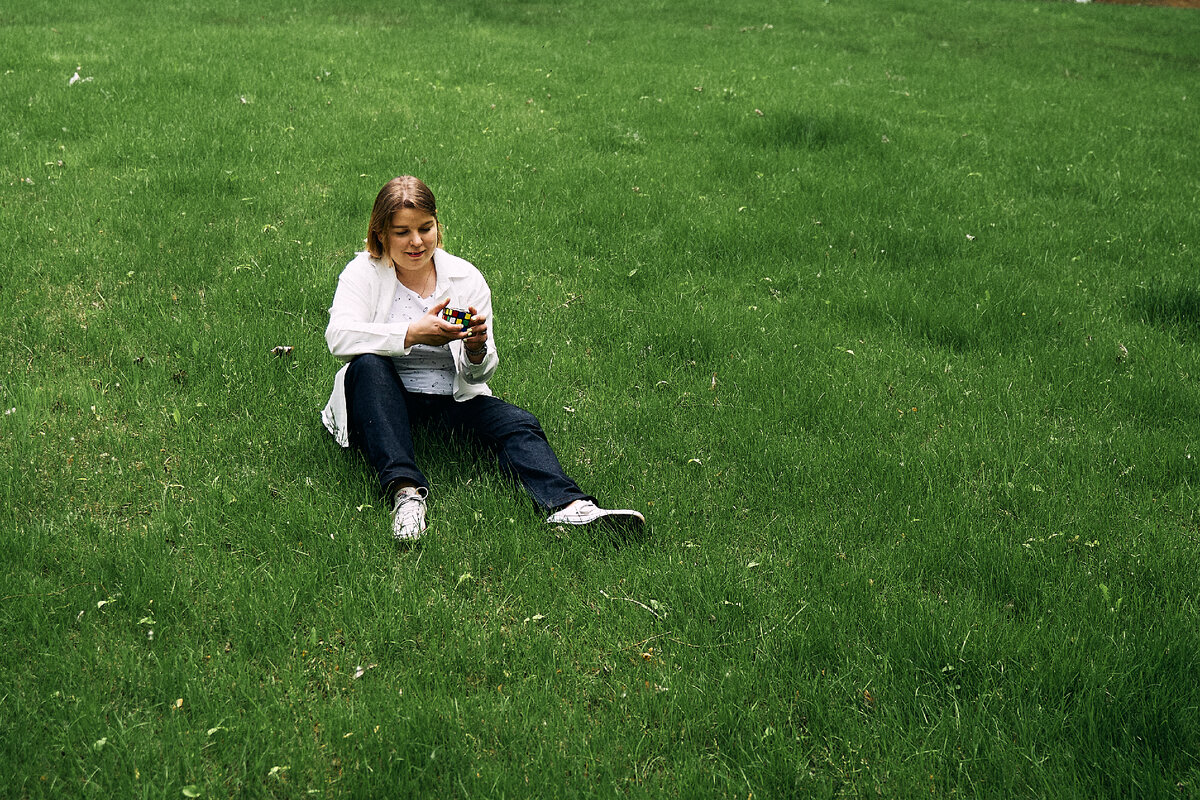 Всем привет! Меня зовут Елена Сокол и я логопед-практик. Я помогаю обычным мамам из нашей с вами жизни заниматься со своими детьми самостоятельно.