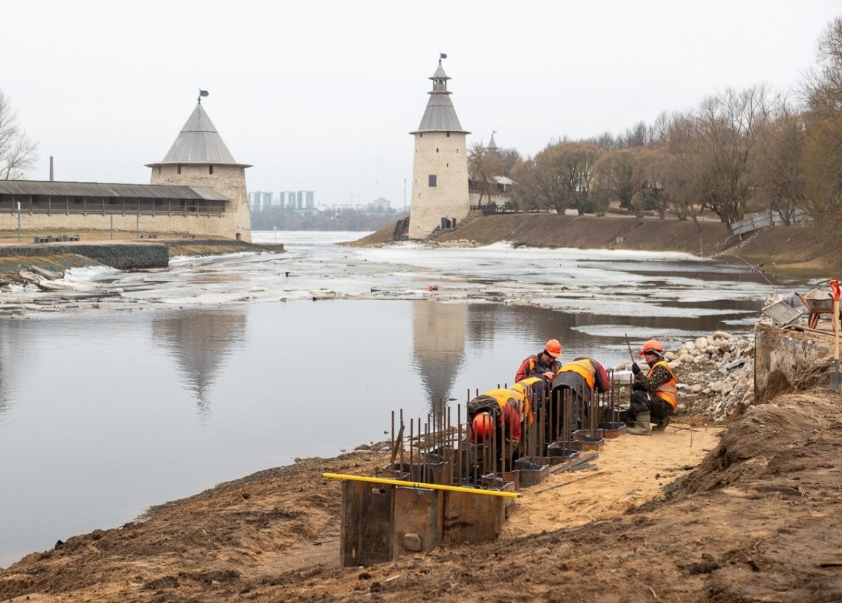    Опоры пешеходного моста в Пскове планируется сделать за 1,5-2 месяца